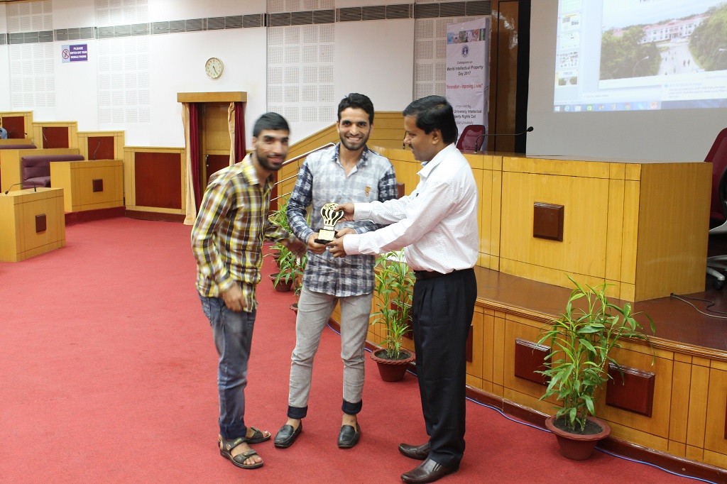 Runners up receiving prize for the Best Innoative Idea Competition